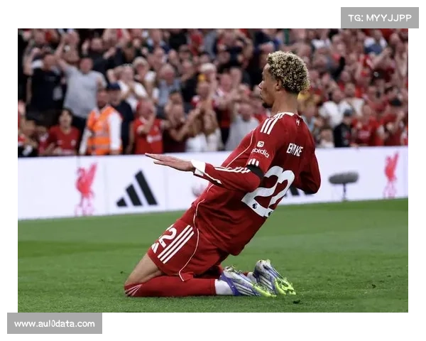 麦卡利斯特与范戴克激烈相撞头部受伤包扎后顽强坚持比赛 麦卡利斯特与范戴克激烈相撞头部受伤包扎后顽强坚持比赛